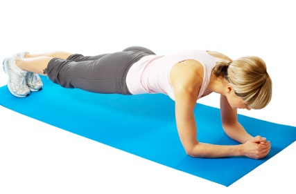 Además de este ejercicio, también se pueden hacer apoyándonos solo en un brazo y colocando nuestro cuerpo perpendicular al suelo en lugar de paralelo para desarrollar los obliguos