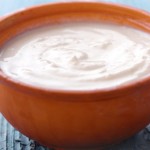 El yogur griego es una excelente comida para adelgazar, pero ojo con los condimentos que le añaden algunas marcas comerciales